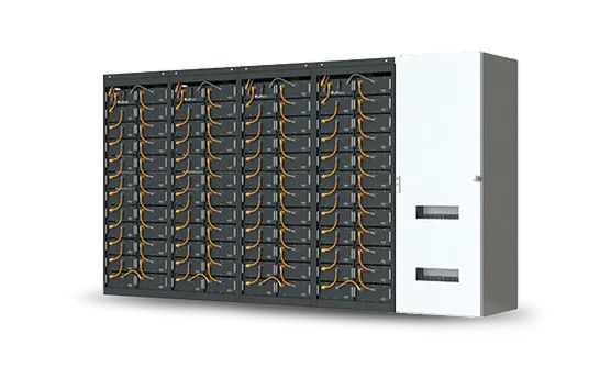 Großes modulares Batteriespeichersystem bestehend aus vier Racks voller Akkumodule mit orangefarbenen Kabelverbindungen und einer rechts angebauten weißen Steuerungseinheit vor weißem Hintergrund.